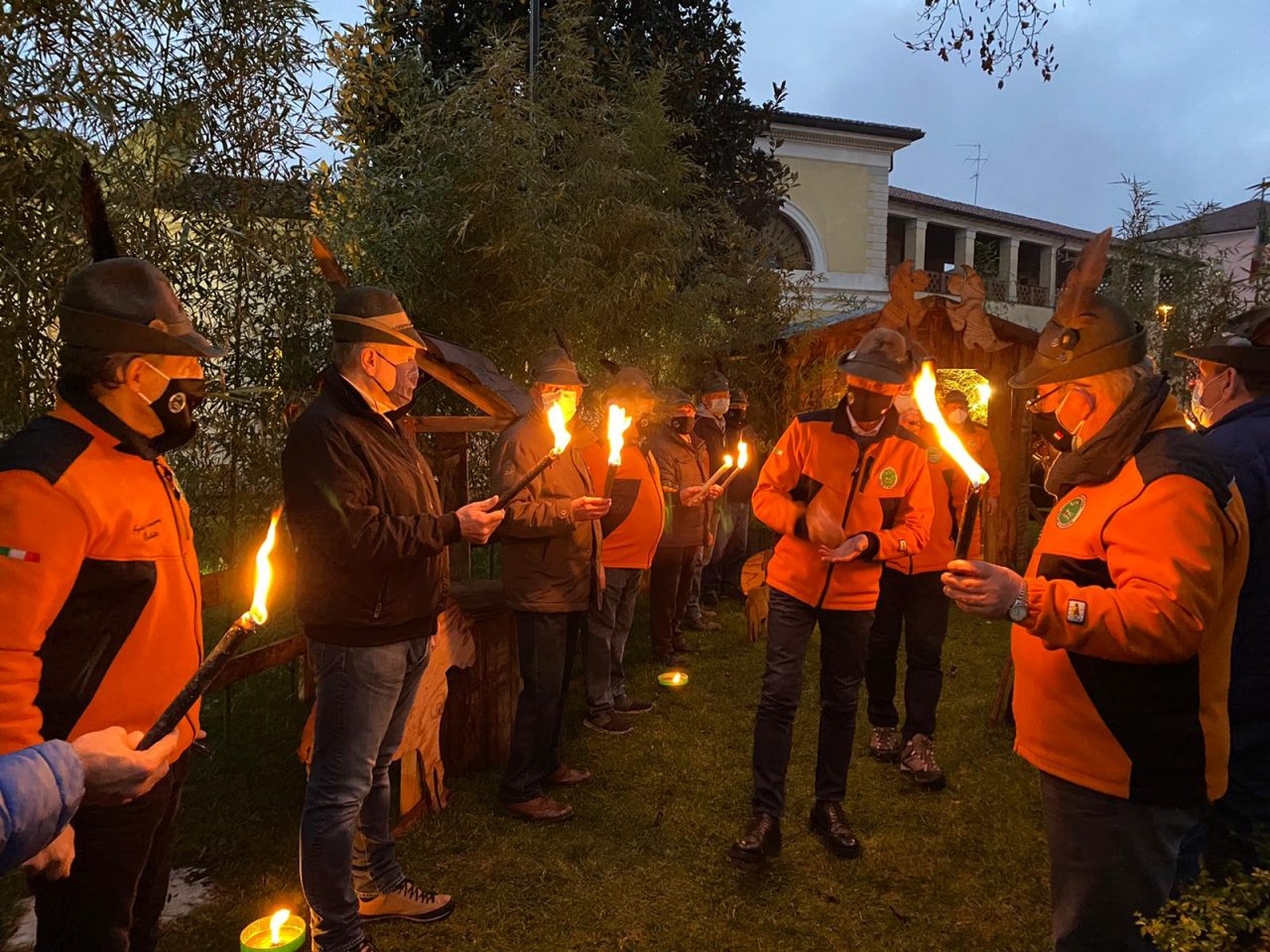 Posizionato il bambinello nella capanna degli Alpini GALLERY e VIDEO