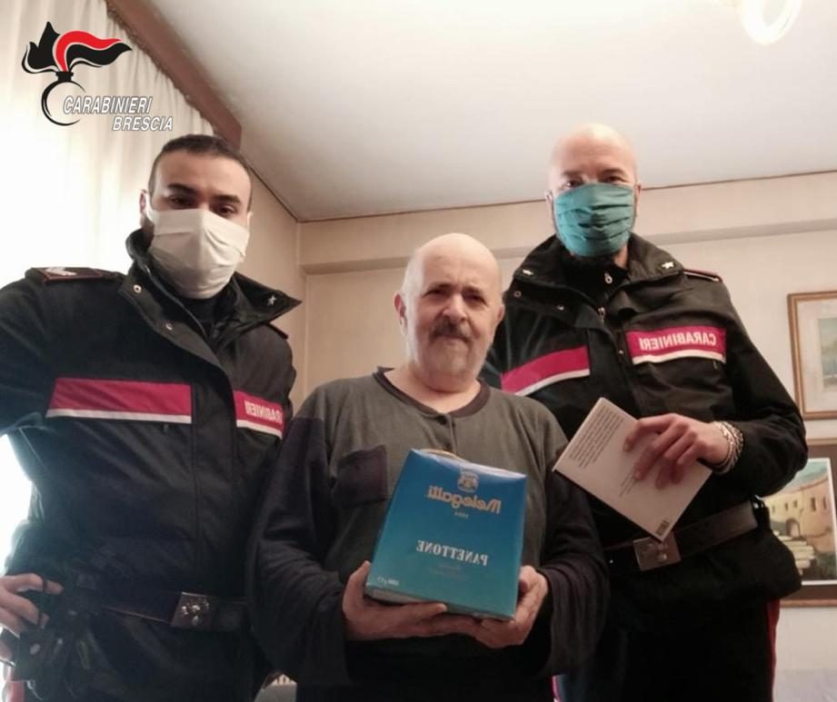 Anziano si sente solo e chiama i Carabinieri, che si presentano a casa con un panettone