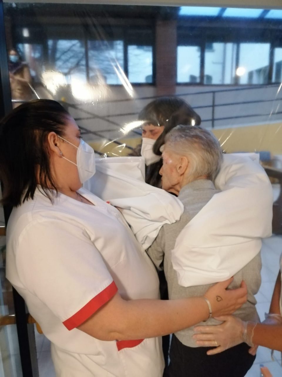 Alla Rsa di Manerbio ospiti e parenti si abbracciano di nuovo LE FOTO