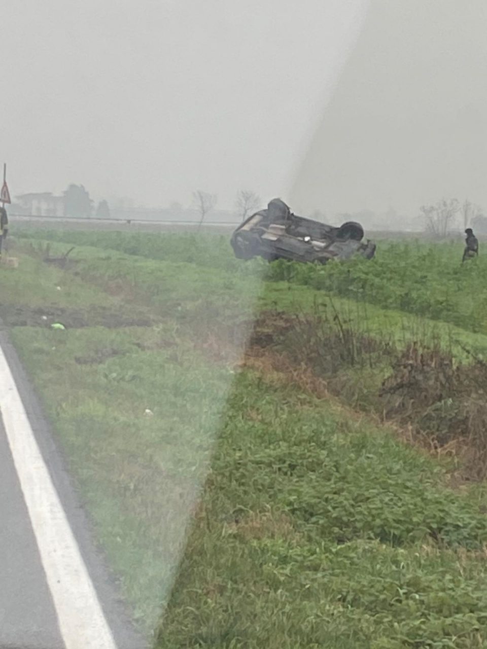 Si ribalta con l’auto, paura per una donna