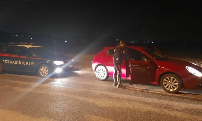 Intercettati su auto rubata scatta l’inseguimento, poi fuggono nei campi