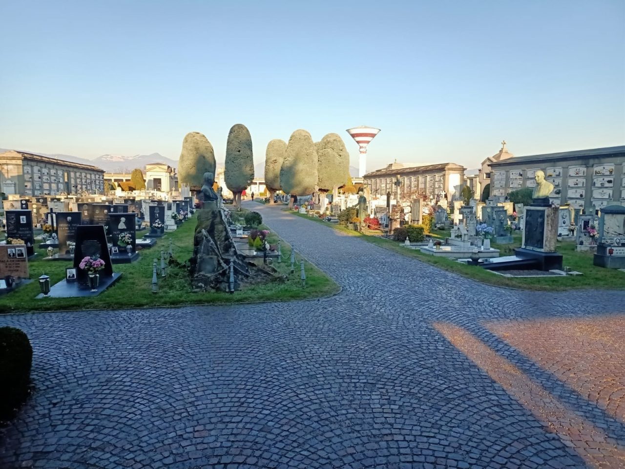 Scoperta shock, profanata la tomba di un ragazzo morto vent’anni fa