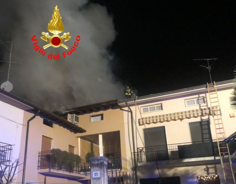 Tetto in fiamme: famiglia senza casa per Natale