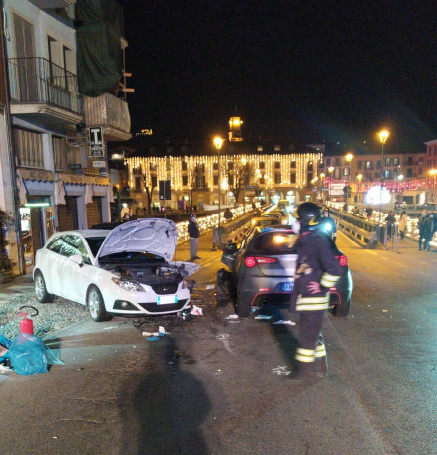 Tremendo frontale, ambulanza e automedica in codice rosso