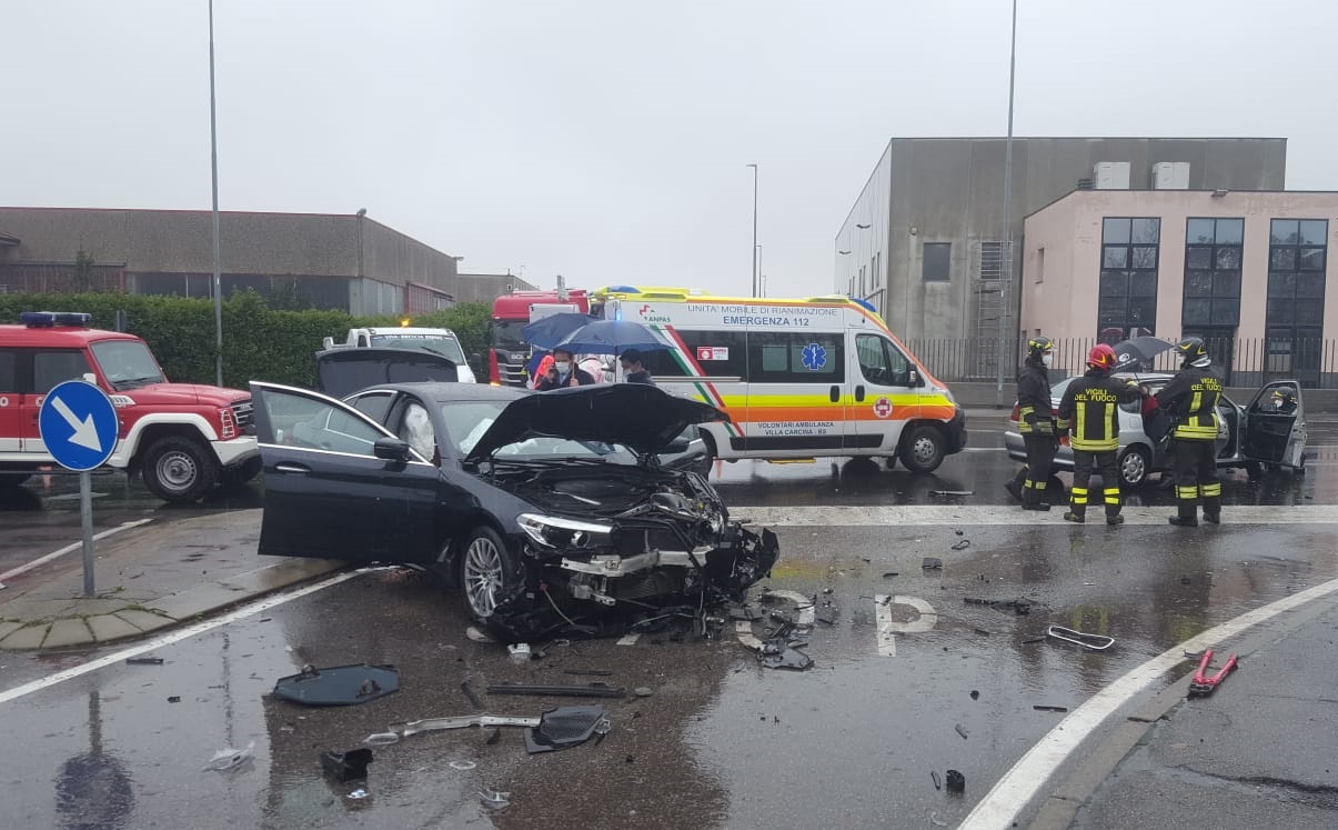 Schianto in via Primo Maggio, sul posto i Vigili del fuoco