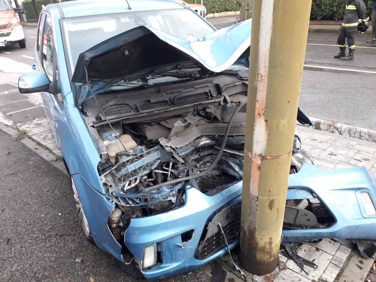 Dopo la collisione con un’altra auto va a sbattere contro il palo della luce