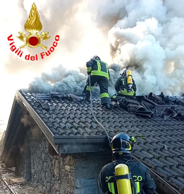 Brucia un tetto, intervengono i Vigili del fuoco