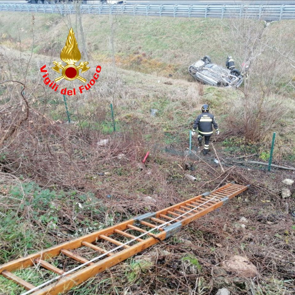 Ribaltamento a Desenzano, intervengono i vigili del fuoco