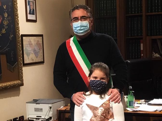 Zoe a 7 anni firma un patto per migliorare il suo paese