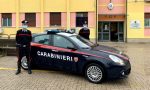 Tenta di estorcergli denaro con un'arma e gli sfascia la macchina: 23enne in carcere