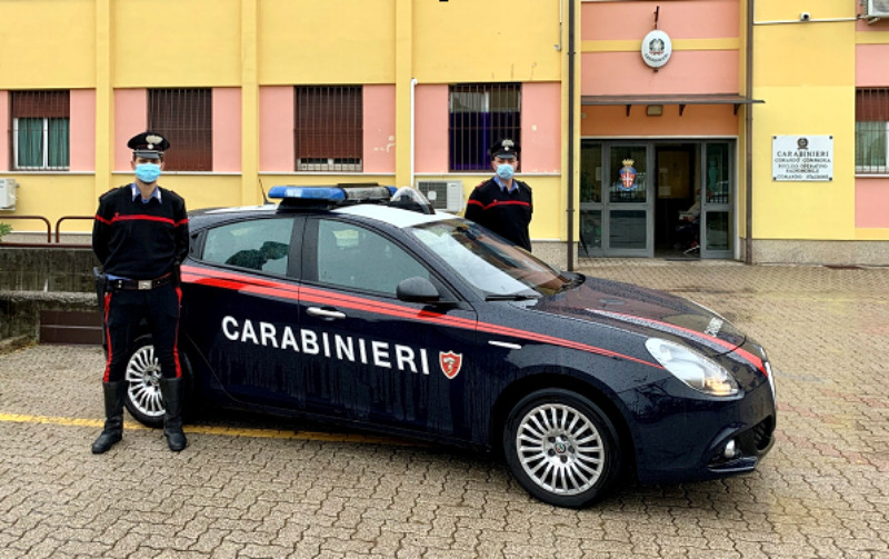 Tenta di estorcergli denaro con un’arma e gli sfascia la macchina: 23enne in carcere