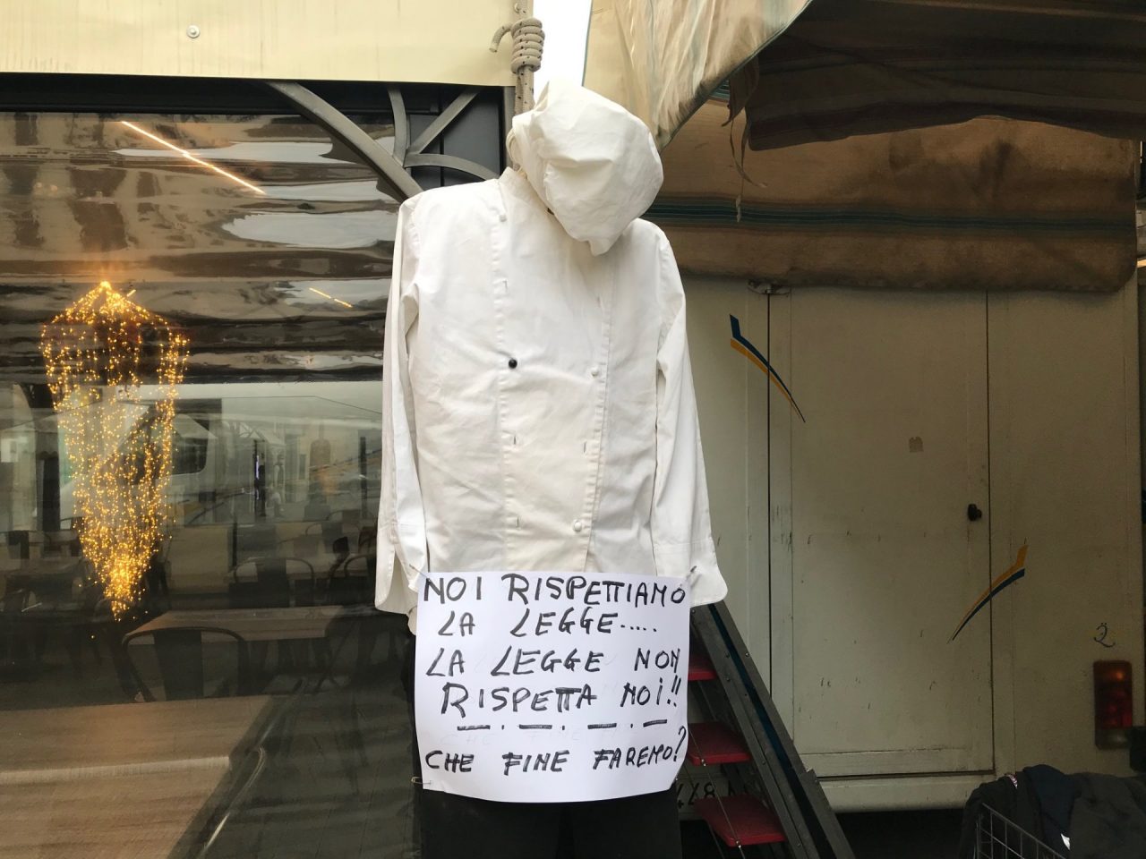 Manichini impiccati e striscioni: la protesta dei locali di piazza Santa Maria