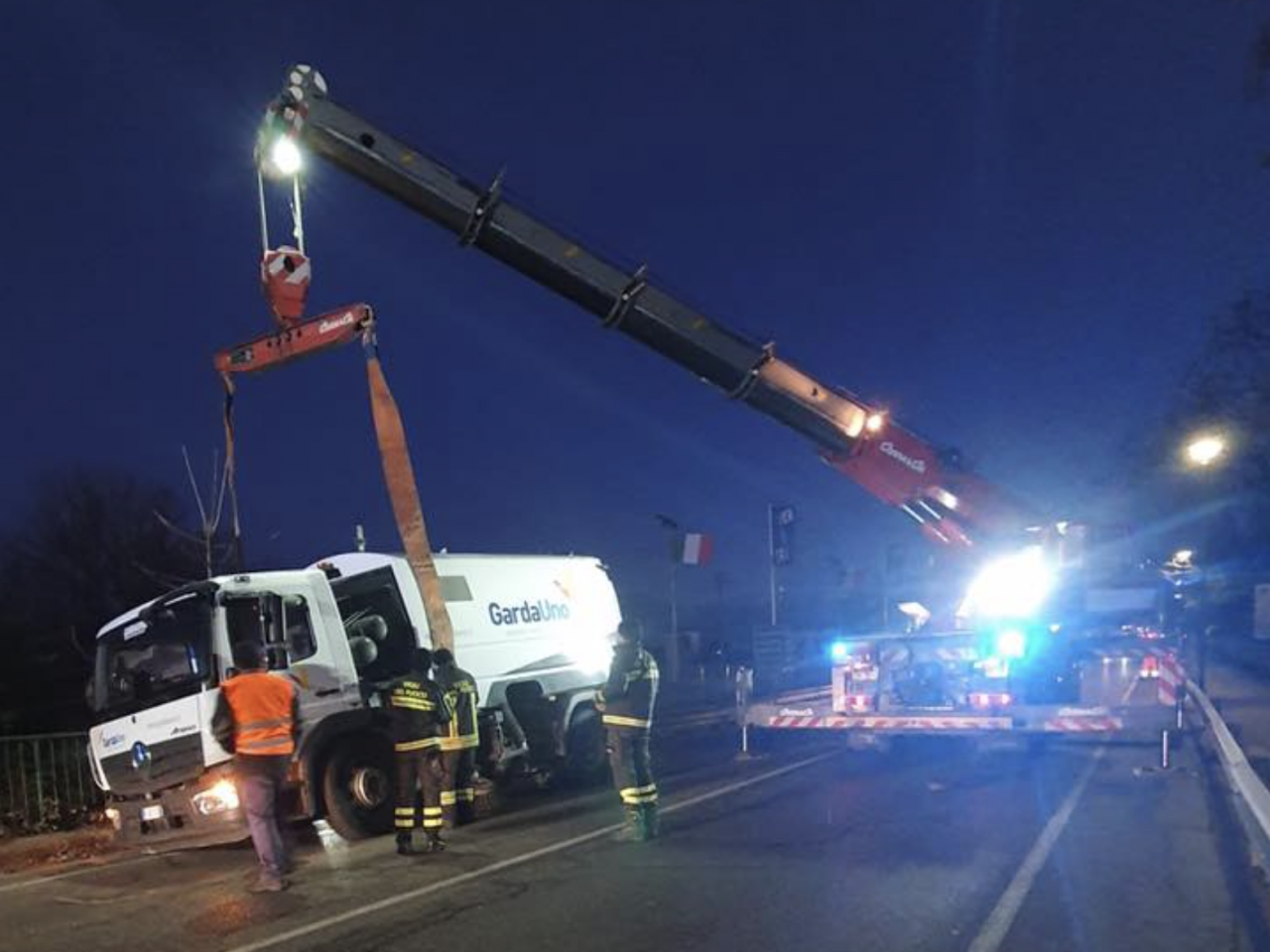 Si apre una voragine in strada, paura per un mezzo di pulizia