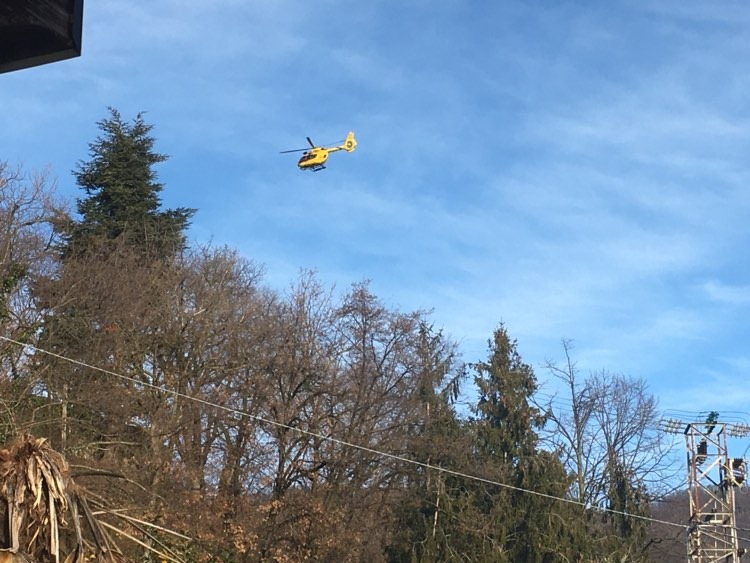 Si ribalta con l’escavatore, arriva l’elisoccorso