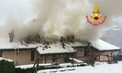 A fuoco un tetto in legno a Pisogne