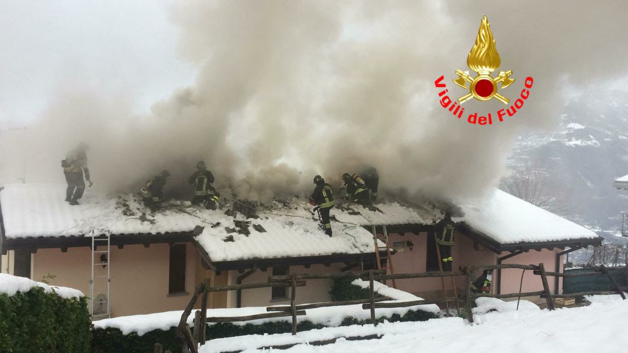 A fuoco un tetto in legno a Pisogne