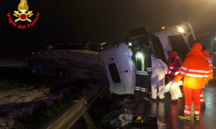 Trasportava il latte e si è ribaltato: in ospedale autotrasportatore