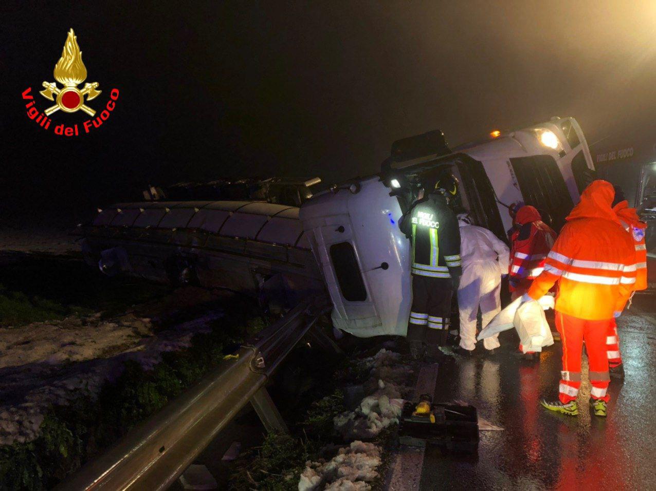 trasportatava il latte e si è ribaltato