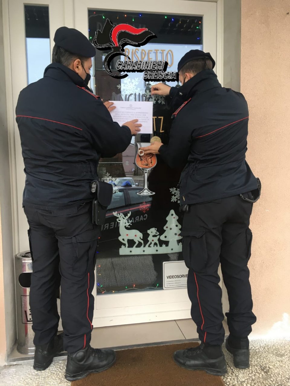 Somministra bevande all’interno del locale, bar chiuso per 5 giorni