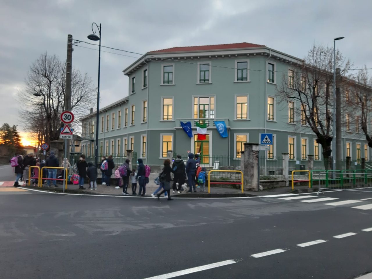 Prima campanella nella scuola ristrutturata a Cologne