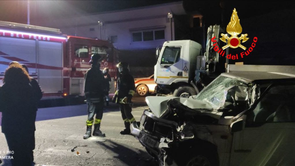 Frontale contro un Tir: 69enne muore sul colpo