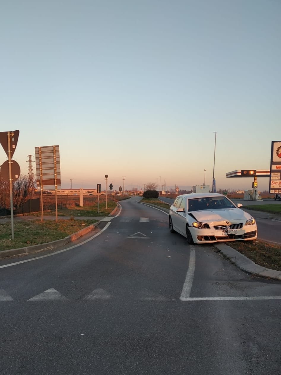 Con un tasso alcolemico quattro volte oltre il limite causa un incidente: denunciato