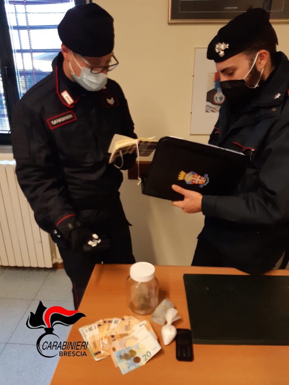 Padre e figlio con l”hobby” della droga arrestati dai carabinieri