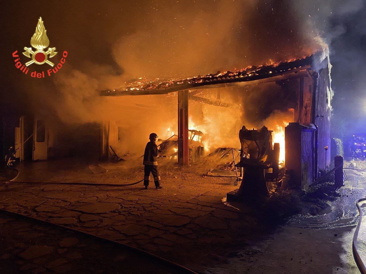 Fiamme nell’autofficina, distrutta l’intera struttura