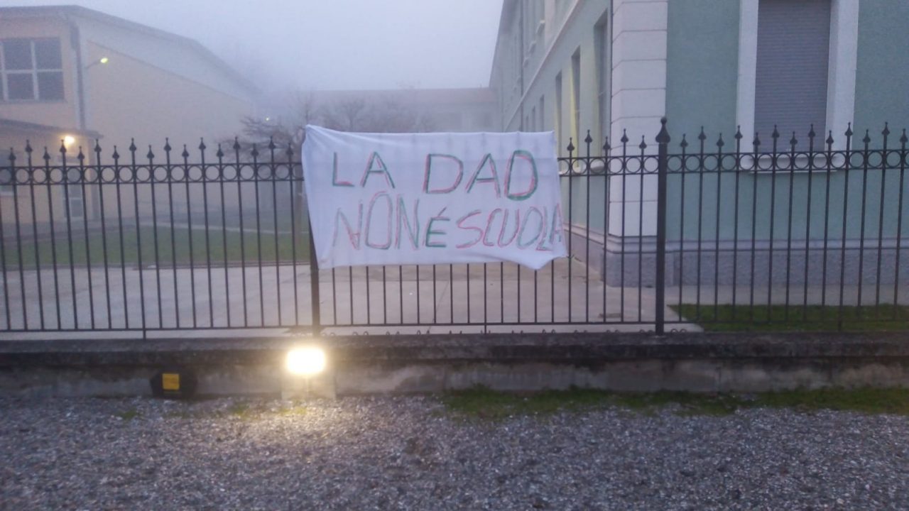 Una protesta a suon di striscioni: “La Dad non è scuola”