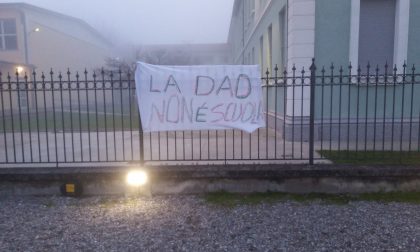 Una protesta a suon di striscioni: "La Dad non è scuola"