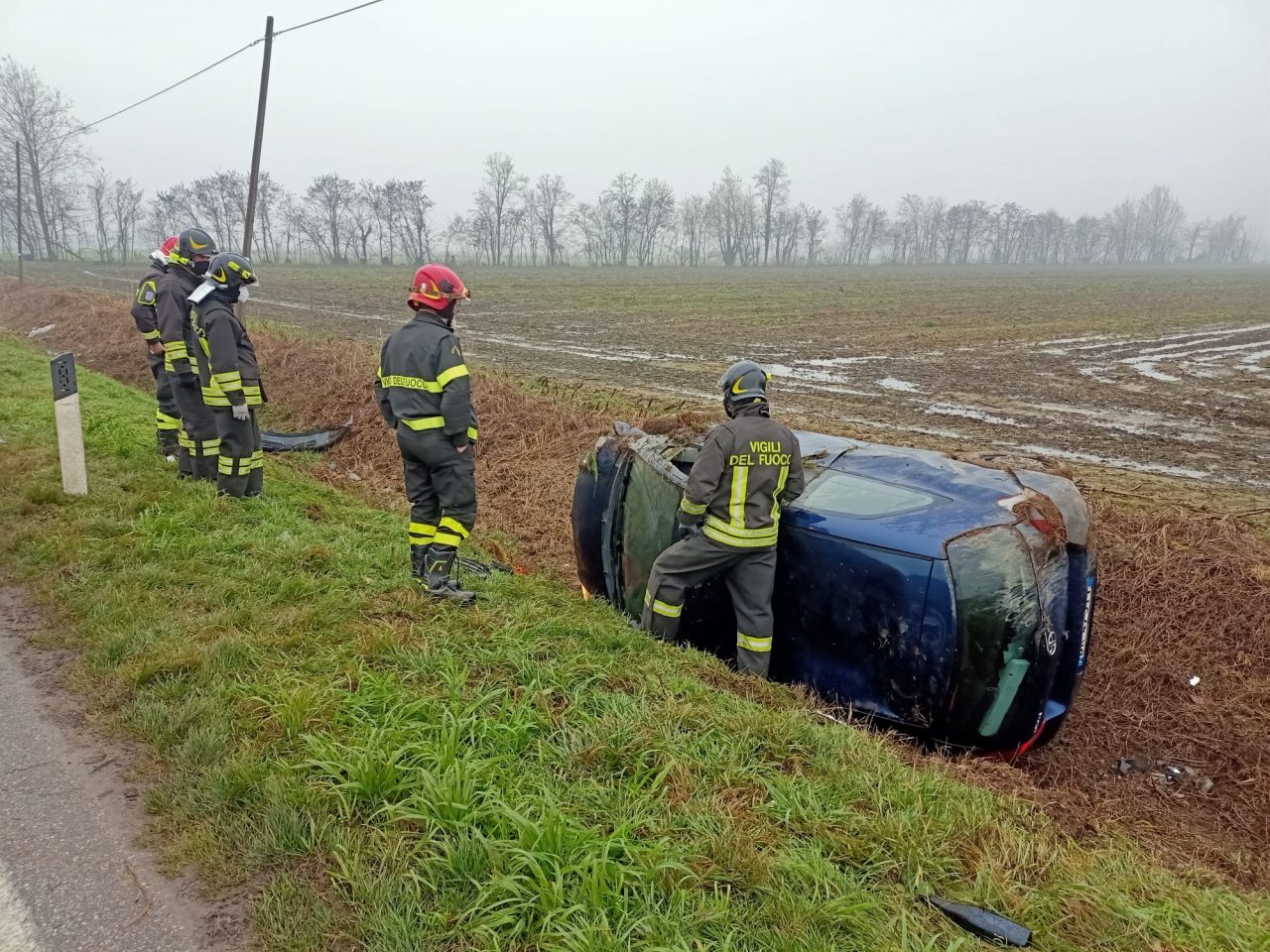 Auto fuori strada a Comezzano Cizzago