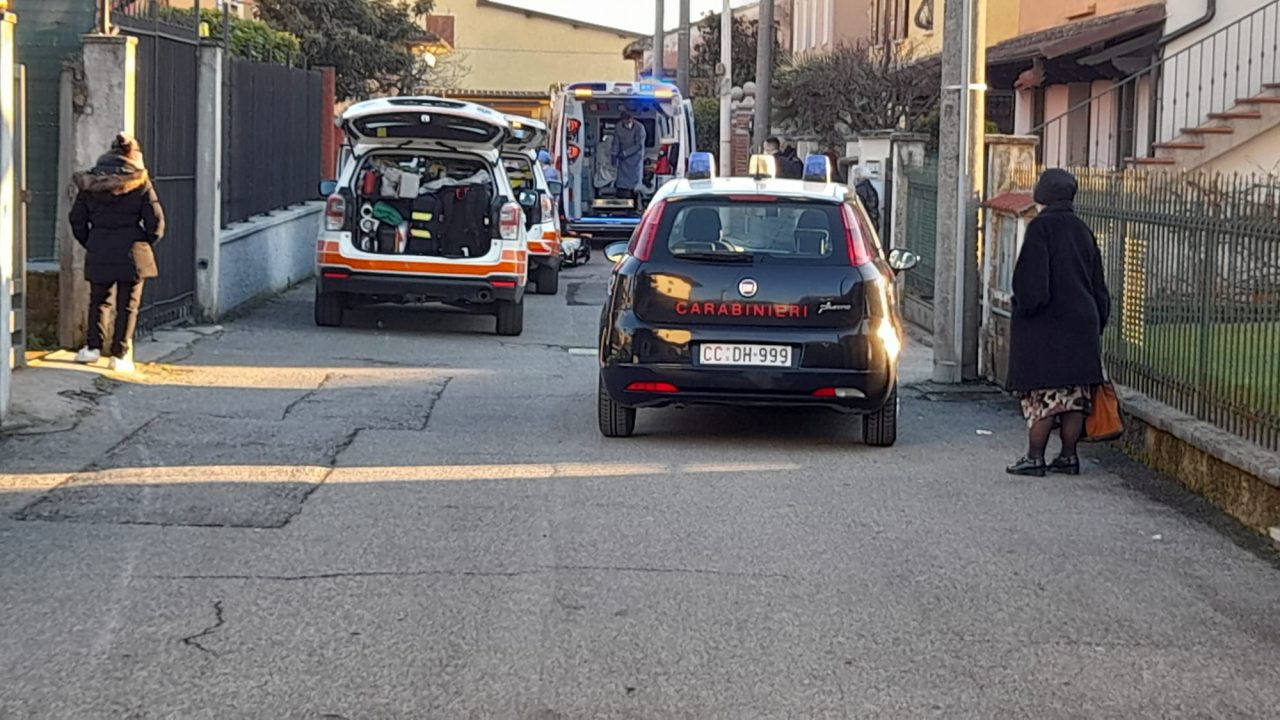 Si sente male davanti casa, morto un ottantenne