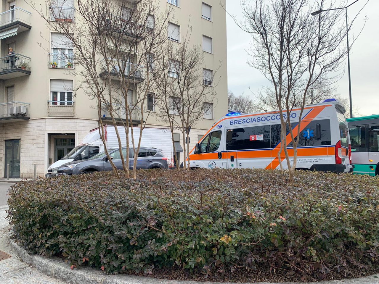 Investito da un’auto mentre guida il monopattino elettrico, ferito un 23enne