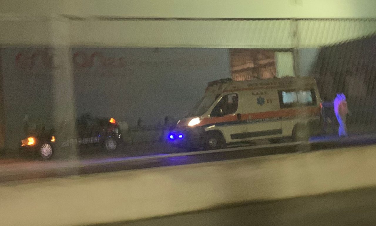 Si ferisce alla mano mentre lavora, codice rosso per un 46enne