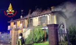 Prende fuoco il tetto della bifamiliare: due famiglie evacuate