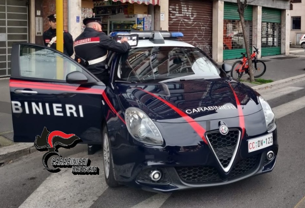 Si barrica in casa la notte di Capodanno, intervengono i Carabinieri