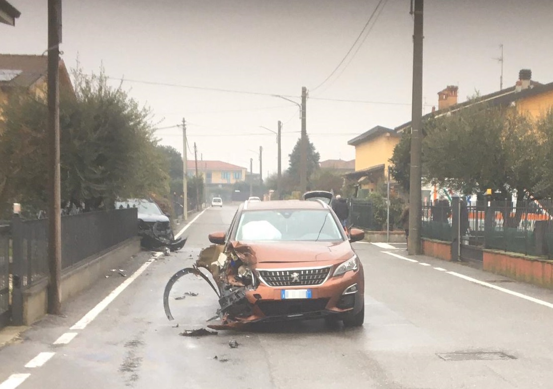 Schianto tra due auto in zona residenziale