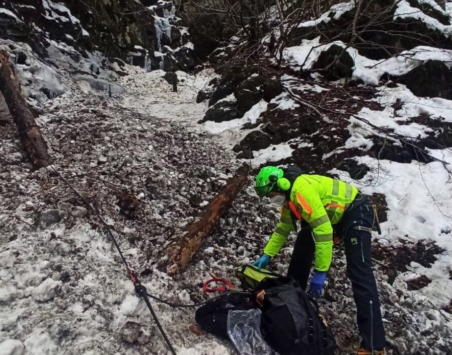 Tragedia sul Colle Vareno: marito e moglie precipitano e muoiono davanti alla figlia di 5 anni