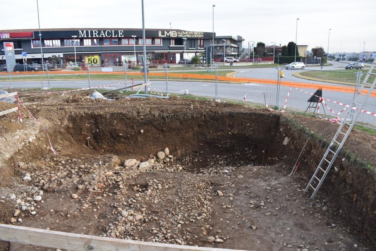 Reperti archeologici sotto l’asfalto a Erbusco e a Brescia