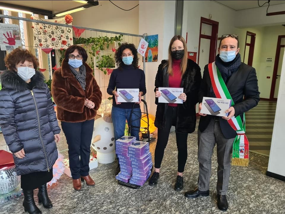 Pioggia di tablet per le scuole medie