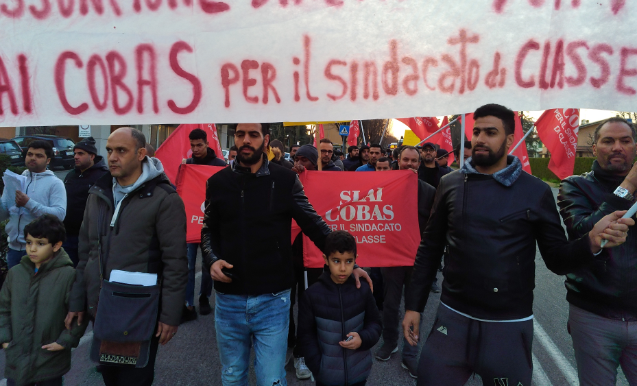 Operai e sindacati in piazza a sostegno della protesta dei contadini indiani