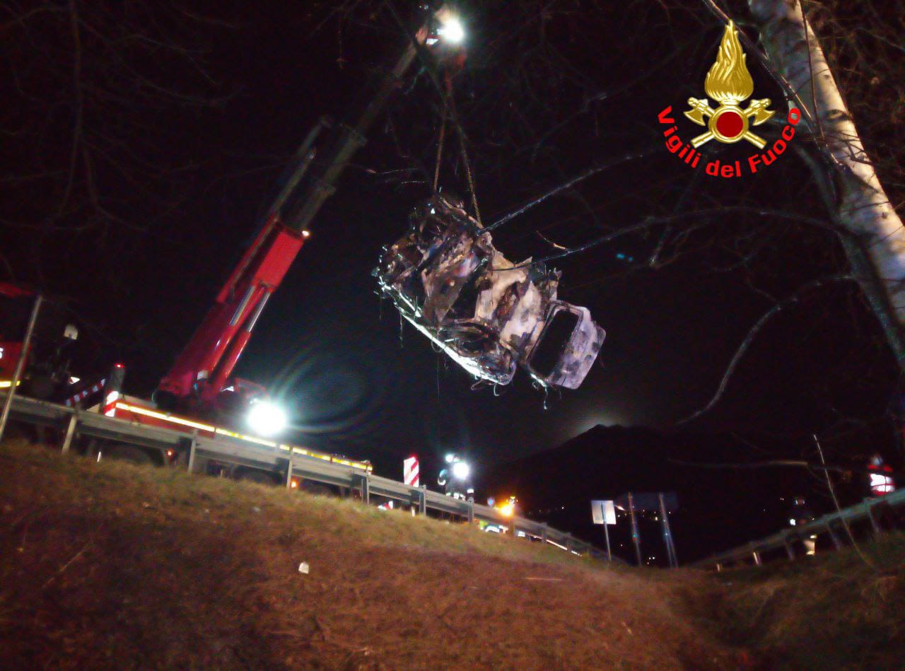 Auto esce di strada e prende fuoco, muore 54enne