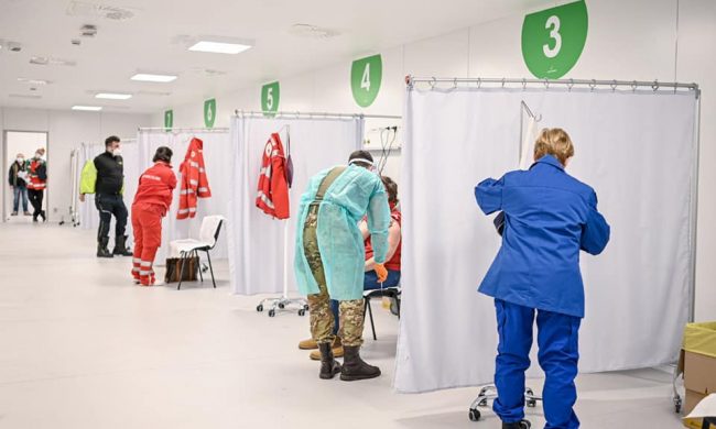 Stop da Roma al “piano Bertolaso” sui vaccini anti-Covid, Fontana: «No a logiche di parte»