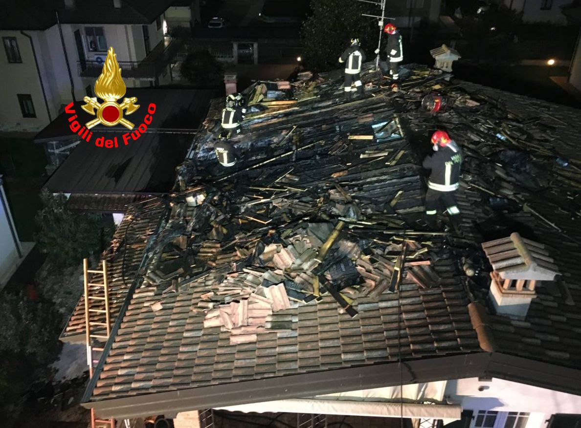 Incendio alla canna fumaria, gravi danni a una casa