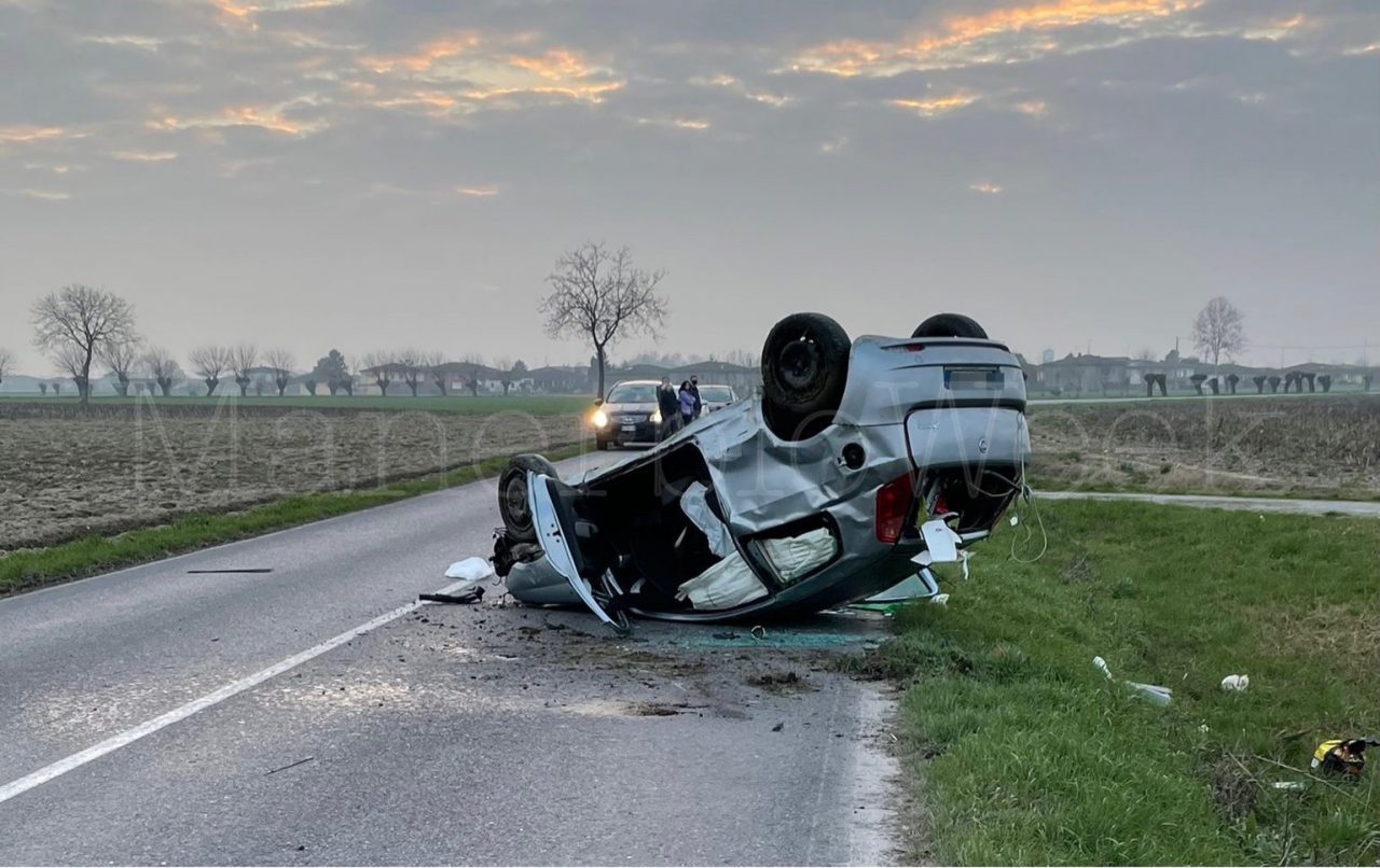 Si ribalta con l’auto scatta il codice rosso
