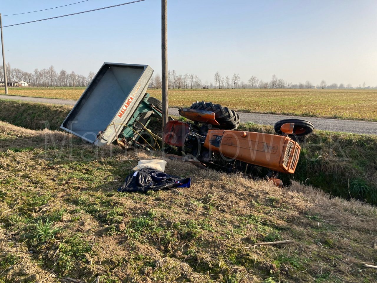 Perde controllo del trattore si ribalta nel fosso