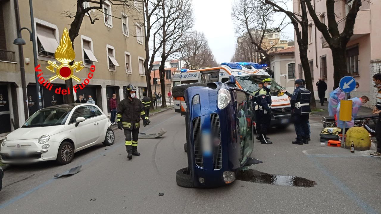 Carambola a Brescia: intervengono i Vigili del fuoco