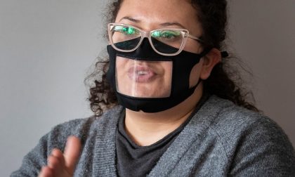 Cinquecento mascherine con schermo trasparente per lettura labiale agli studenti non udenti