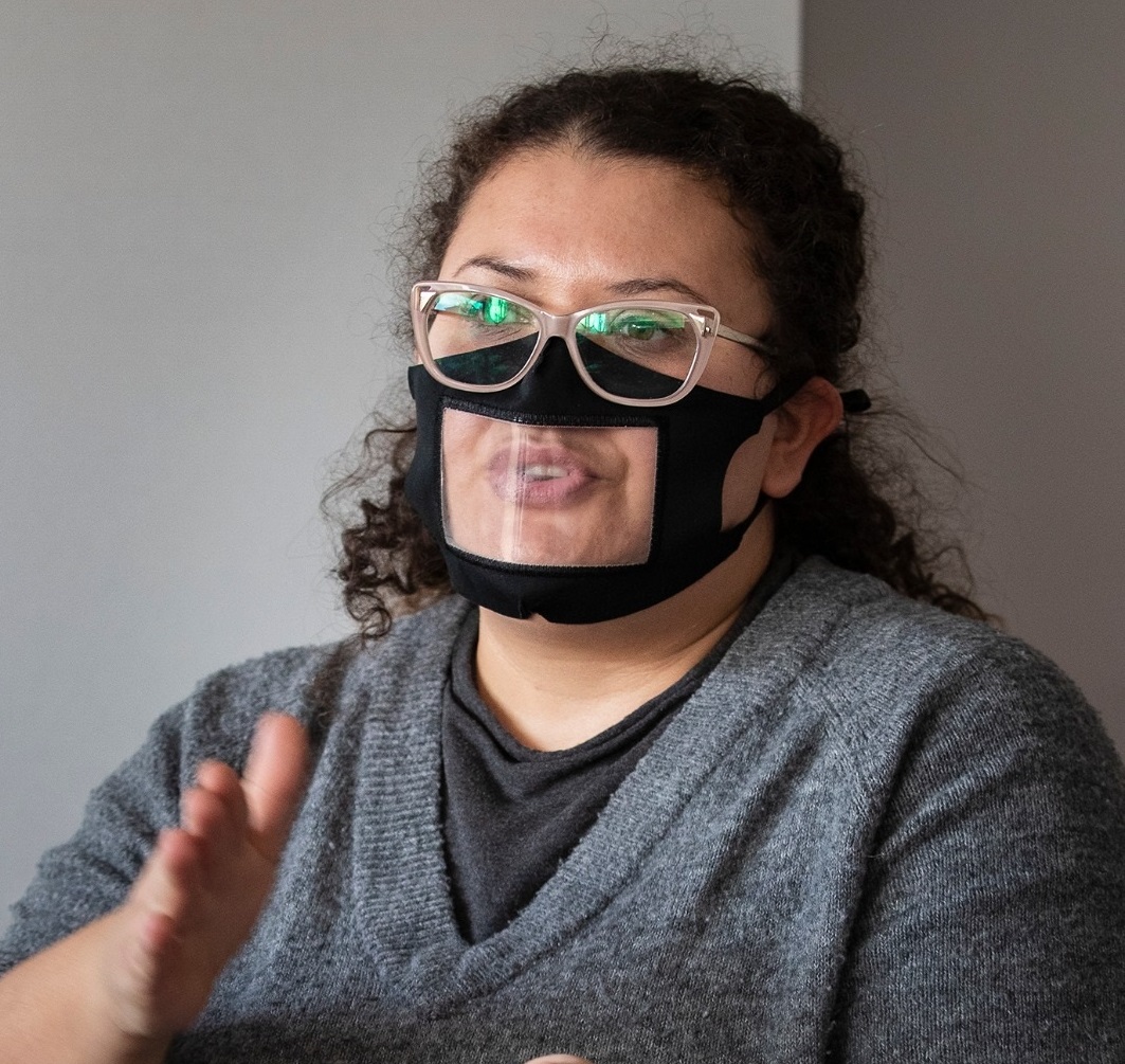 Cinquecento mascherine con schermo trasparente per lettura labiale agli studenti non udenti