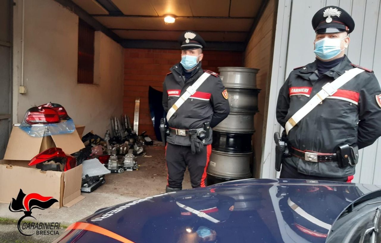 Trasportavano parti di auto usate senza autorizzazione: denunciati quattro ventenni